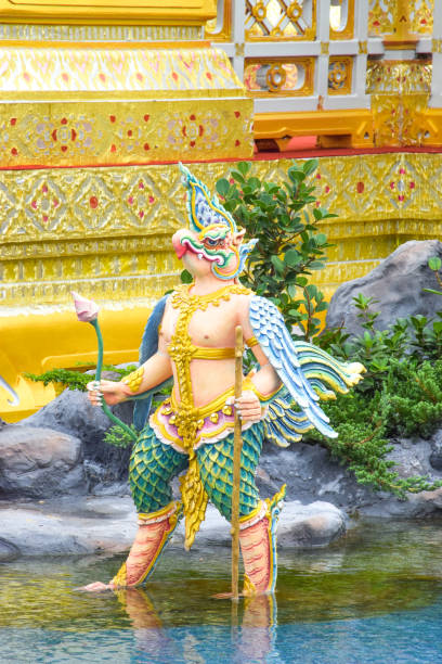 garuda avec lotus à la main, des créatures mythiques, bangkok, thaïlande - garuda bangkok thailand gold photos et images de collection