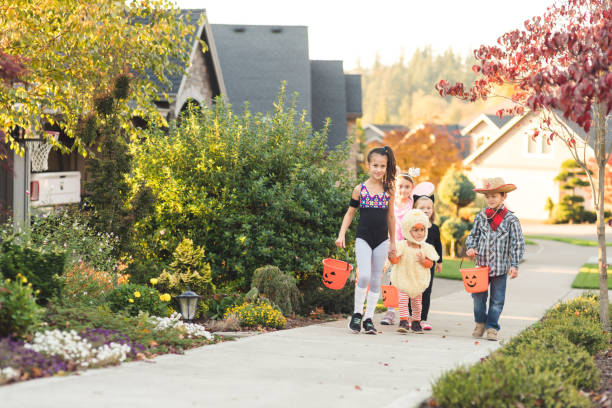 istock Trick or treaters on the prowl 1053765486