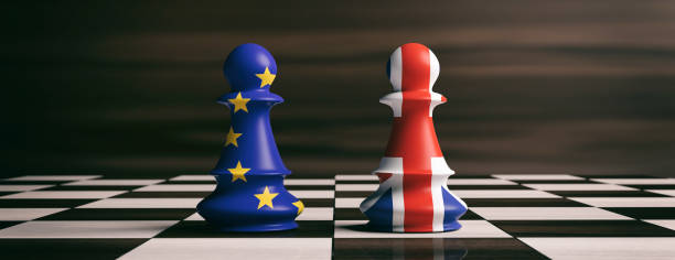 concetto di brexit. bandiere del regno unito e dell'unione europea sulle pedine degli scacchi su una scacchiera. illustrazione 3d - strategy chess conflict chess board foto e immagini stock