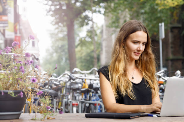 kuvapankkikuvat ja rojaltivapaat kuvat aiheesta yliopisto-opiskelija kannettavan tietokoneen kanssa ulkona - shopping street in utrecht netherlands