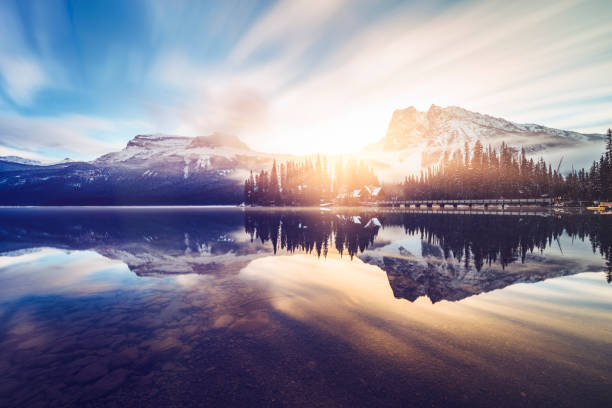 malerische aussicht auf die berge am emerald lake - rocky mountains mountain snow snowcapped stock-fotos und bilder