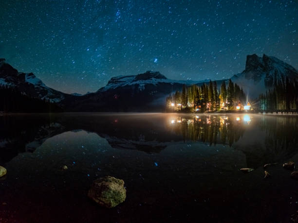 emerald lake with illuminated cottage under milky way - british columbia canada lake emerald lake imagens e fotografias de stock