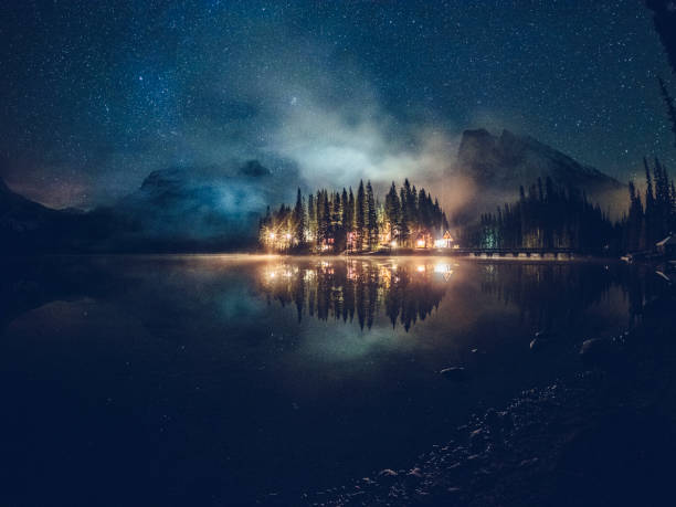 emerald lake with illuminated cottage under milky way - british columbia canada lake emerald lake imagens e fotografias de stock