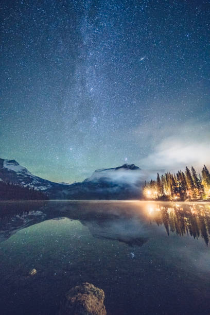 하 수 아래 조명된 별장으로 에메랄드 호수 - british columbia canada lake emerald lake 뉴스 사진 이미지