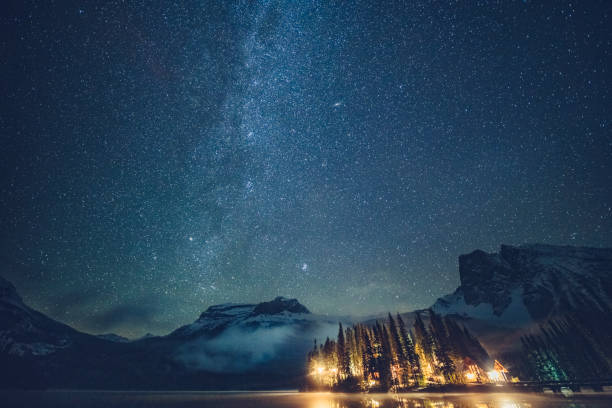 emerald lake with illuminated cottage under milky way - british columbia canada lake emerald lake imagens e fotografias de stock