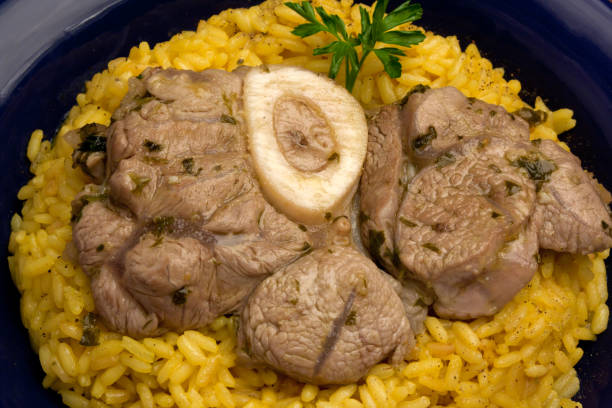 doente e arroz com açafrão - osso buco veal shank cooked - fotografias e filmes do acervo