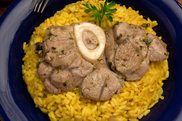 шафрановый рис и костная кость - osso buco veal shank cooked стоковые фото и изображения