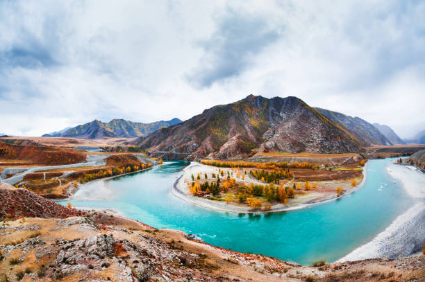 the confluence of the chuya and katun rivers in altai, siberia, russia. - russia river landscape mountain range imagens e fotografias de stock