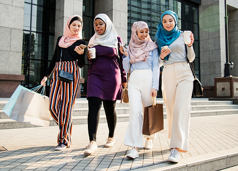 Amigos de mujeres islámicas compras juntos el fin de semana photo