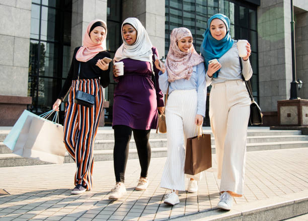 amis de femmes islamiques shopping ensemble le week-end - vêtement modeste photos et images de collection
