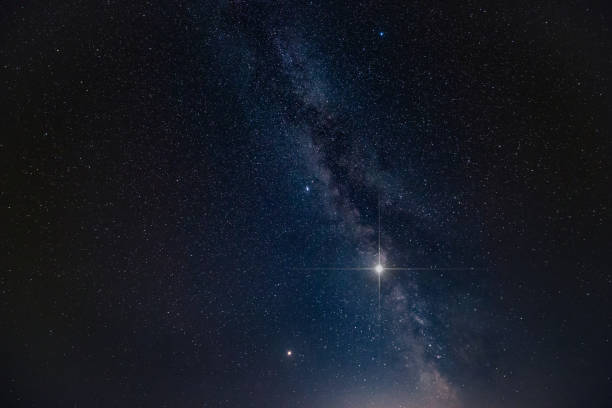 erstaunliche spike glühende glücksstern und milchstraße hintergrund - bild - milky way galaxy star space stock-fotos und bilder