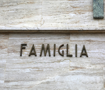 texto FAMIGLIA que significa familia en de lengua italiana photo