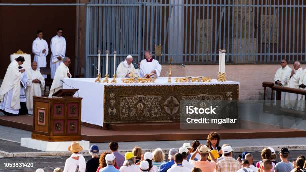 Foto de Papa Francis Bergoglio Celebra A Missa De Corpus Domini Na Praça De Monica Sant Em Ostia Lido Roma e mais fotos de stock de Papa Francisco