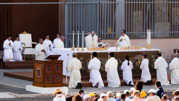 pope francis bergoglio celebrates the corpus domini mass at sant monica square in ostia lido - rome - bergoglio imagens e fotografias de stock