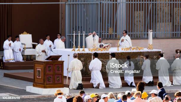 Foto de Papa Francis Bergoglio Celebra A Missa De Corpus Domini Na Praça De Monica Sant Em Ostia Lido Roma e mais fotos de stock de Papa Francisco