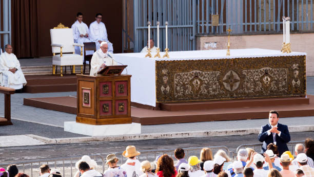 pope francis bergoglio celebrates the corpus domini mass at sant monica square in ostia lido - rome - bergoglio imagens e fotografias de stock