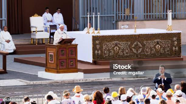 Foto de Papa Francis Bergoglio Celebra A Missa De Corpus Domini Na Praça De Monica Sant Em Ostia Lido Roma e mais fotos de stock de Papa Francisco