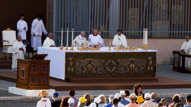 papież franciszek bergoglio odprawi mszę corpus domini na placu sant monica w ostii lido - rzym - domini zdjęcia i obrazy z banku zdjęć