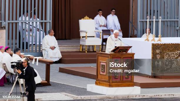 Papa Francesco Bergoglio Celebra La Messa Del Corpus Domini In Piazza Sant Monica A Ostia Roma - Fotografie stock e altre immagini di Papa Francesco