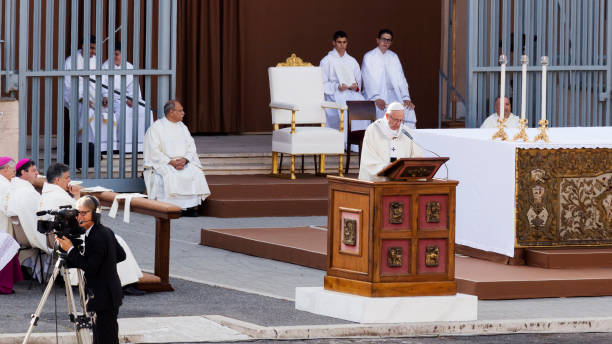 pope francis bergoglio celebrates the corpus domini mass at sant monica square in ostia - rome - bergoglio imagens e fotografias de stock