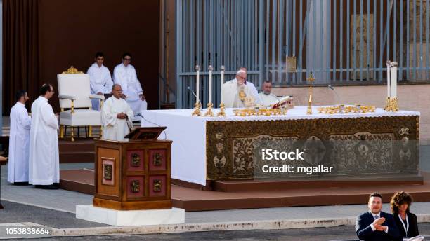 Foto de Papa Francis Bergoglio Celebra A Missa De Corpus Domini Na Praça De Monica Sant Em Ostia Lido Roma e mais fotos de stock de 2018