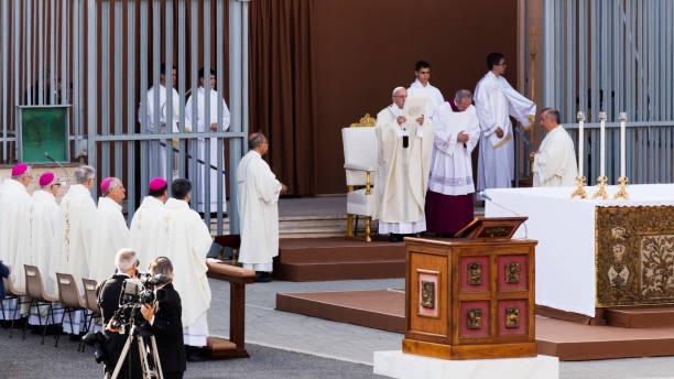 francis bergoglio pape célèbre la messe de la fête-dieu à sant monica square à ostia lido - rome - domini photos et images de collection