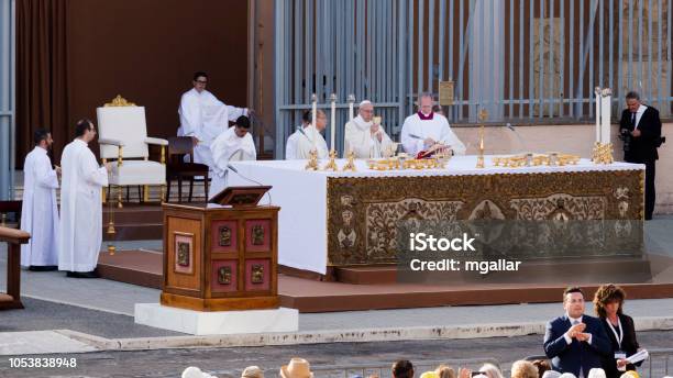 Papa Francesco Bergoglio Celebra La Messa Del Corpus Domini In Piazza Sant Monica A Ostia Lido Roma - Fotografie stock e altre immagini di 2018