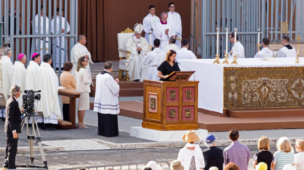 francis bergoglio pape célèbre la messe de la fête-dieu à sant monica square à ostia lido - rome - domini photos et images de collection