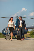 passagiere-die-ziehen-gep%C3%A4ck-vom-hubschrauber.jpg?b=1&s=170x170&k=20&c=IMgI2DtDhuaEhv84y0jzxY2DVRCn4Wevh3VOpByf2x8=