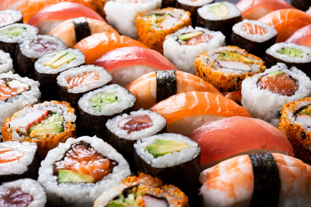 todo lo que pueden comer sushi - pescado y mariscos fotos fotografías e imágenes de stock