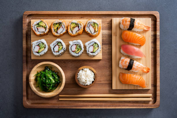 sushi, situado na bandeja de bambu - sushi chopsticks sushi bar food - fotografias e filmes do acervo