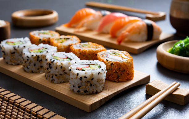 sushi impostato su piatto di bambù - sushi foto e immagini stock