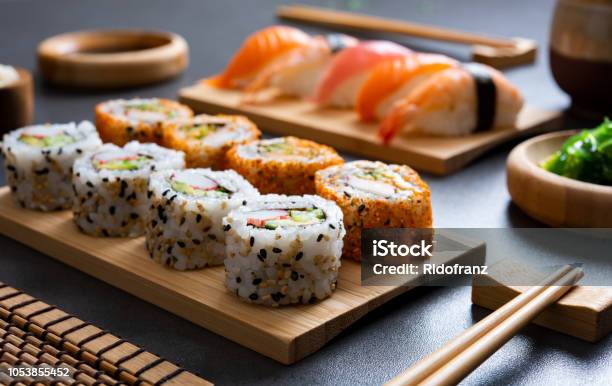 Sushi Ingesteld Op Bamboe Plaat Stockfoto en meer beelden van Sushi - Sushi, Sushibar, Japanse gerechten