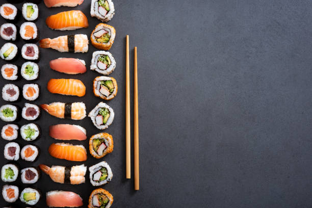 sushi rollen en nigiri achtergrond - sushischotel stockfoto's en -beelden