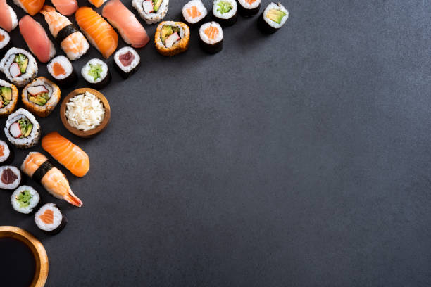 sushi eten en maki rolt hoek - sushischotel stockfoto's en -beelden