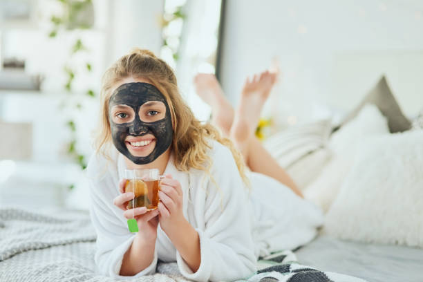 todos necesitamos un día como este a veces - tea women beauty pampering fotografías e imágenes de stock