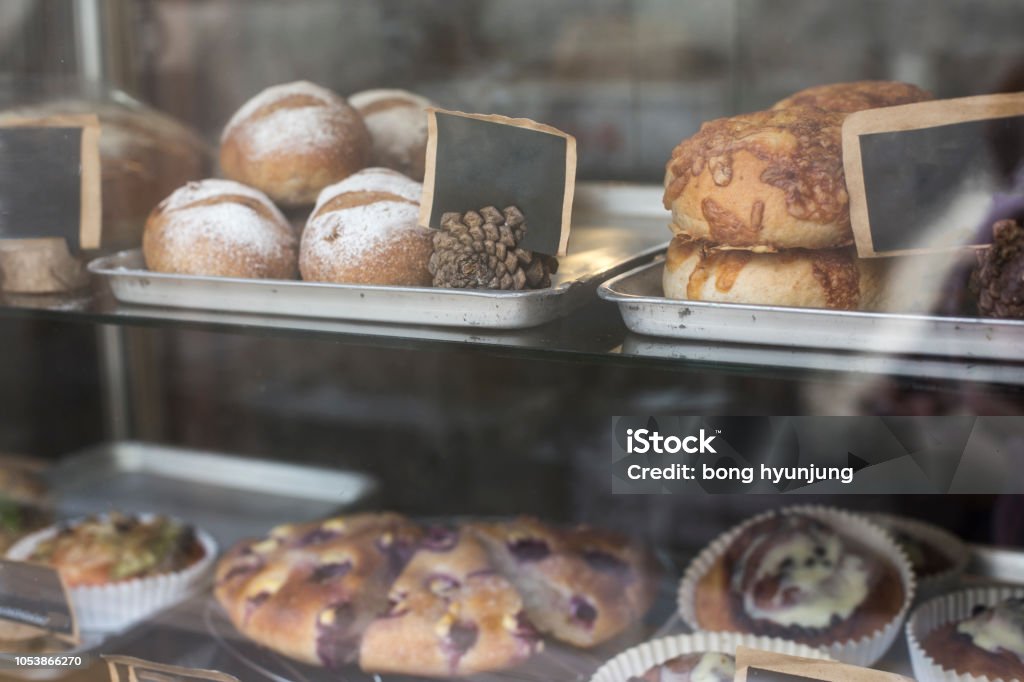 Bonbons de pâte pour le pain boulangerie vitrine de fenêtre - Photo de Vitrine libre de droits