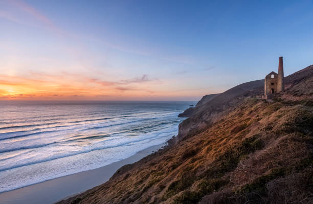 sonnenuntergang, wheal coates maschinenhaus, cornwall - golden algae stock-fotos und bilder