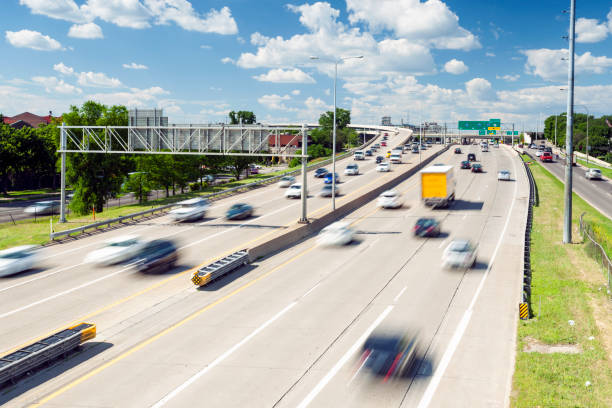 高速道路、米国の中等度のトラフィック - multiple lane highway ストックフォトと画像