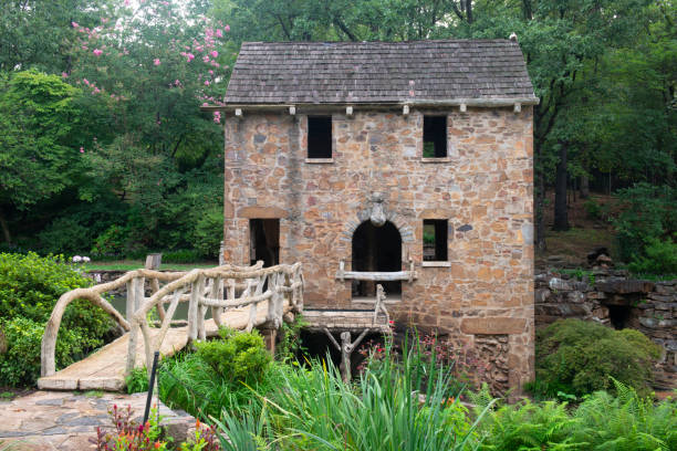 le vieux moulin dans le t. r. pugh memorial park à north little rock - rock mill photos et images de collection