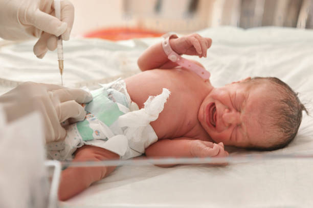 arzt untersucht ein neugeborenes baby - vitality innocence clothing human age stock-fotos und bilder
