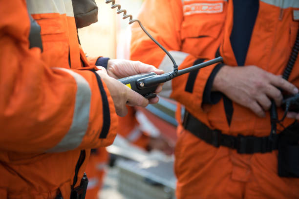 feuerwehrleute mit walkie-talkie rettungsaktion close up - talkie stock-fotos und bilder