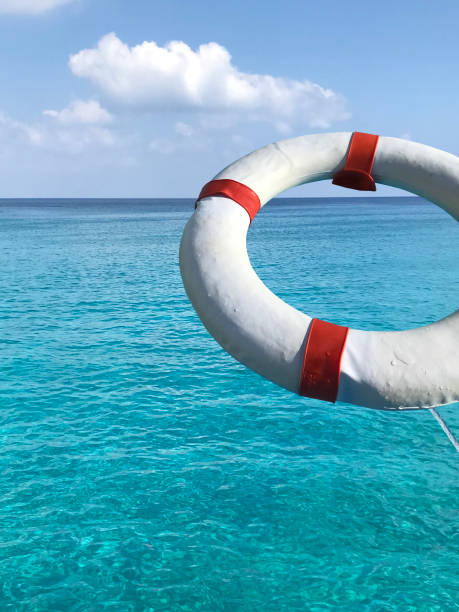 海の救命浮き輪を投げる - life belt nautical vessel life jacket buoy ストックフォトと画像