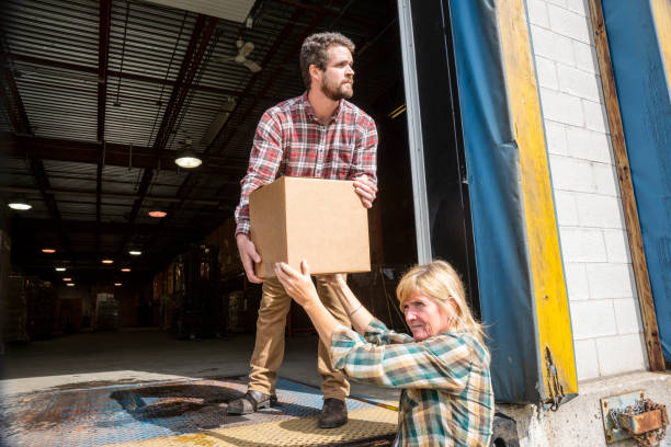 empleados robando en una nave industrial - employee theft fotografías e imágenes de stock