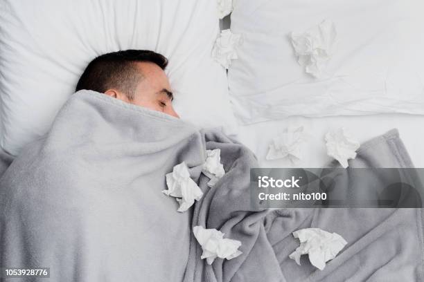 Kranker Mann Im Bett Umgeben Von Benutzt Gewebe Stockfoto und mehr Bilder von Erkältung und Grippe - Erkältung und Grippe, Männer, Krankheit