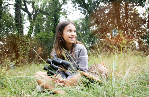 自然観察の女の子 - children only adventure exploration education ストックフォトと画像