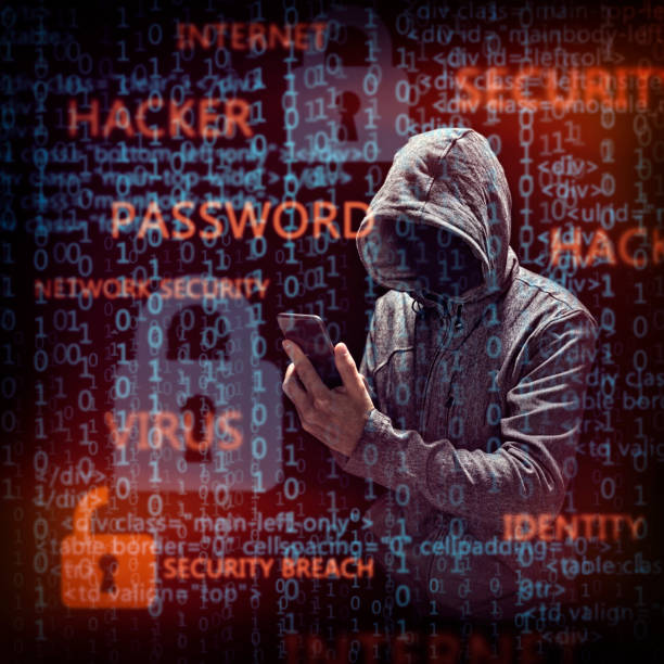 hacker de computadora con el teléfono móvil - threats security internet computer fotografías e imágenes de stock