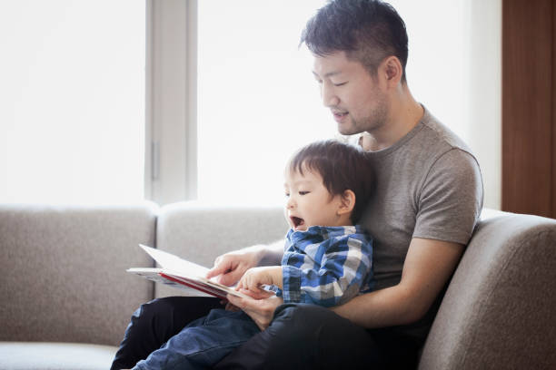 父と息子が一緒に本を読んで - parent ストックフォトと画像