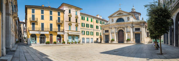 centro histórico e da área pedonal em varese, uma importante cidade no norte da itália. basílica de san vittore - varese - fotografias e filmes do acervo