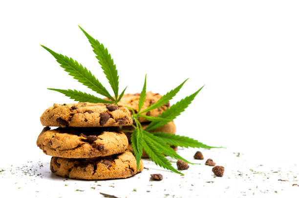 biscotti al cioccolato con marijuana isolata su bianco - nobody baking food and drink food foto e immagini stock